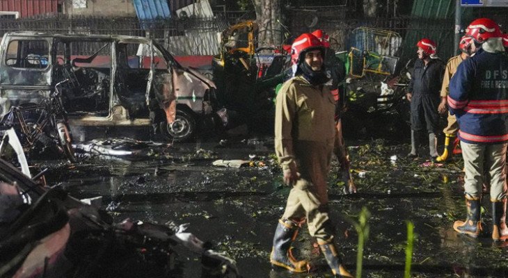 দিল্লিতে ভয়াবহ বিস্ফোরণ: রাস্তায় পড়ে আছে ছিন্ন-ভিন্ন মরদেহ